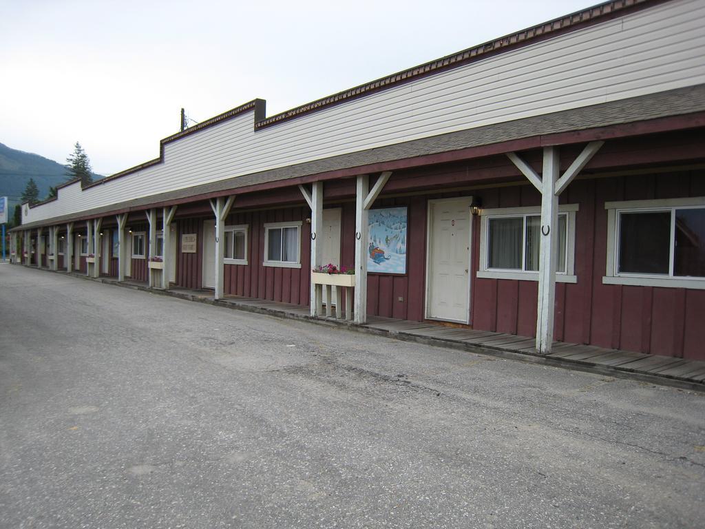 Frontier Motel Revelstoke Exterior photo